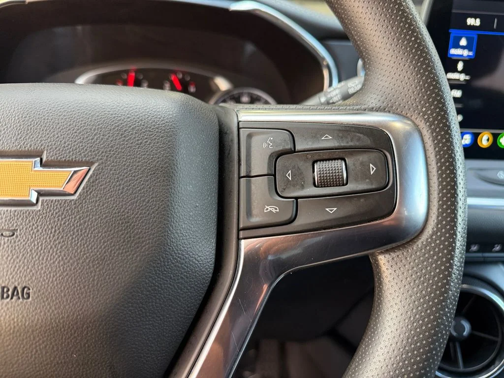 Used 2025 White Chevrolet LT image 25