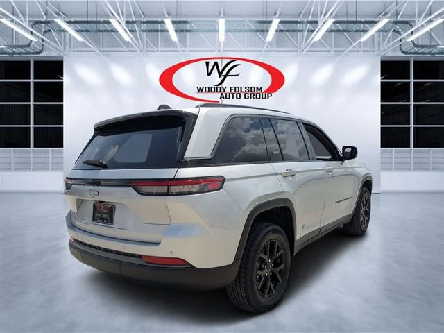 New 2026 Silver Zynith Exterior Paint Jeep Altitude image 3
