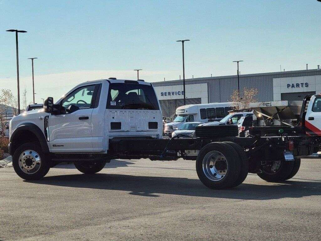 2023 Ford F-450 Super Duty Chassis Cab XLT - Photo 18