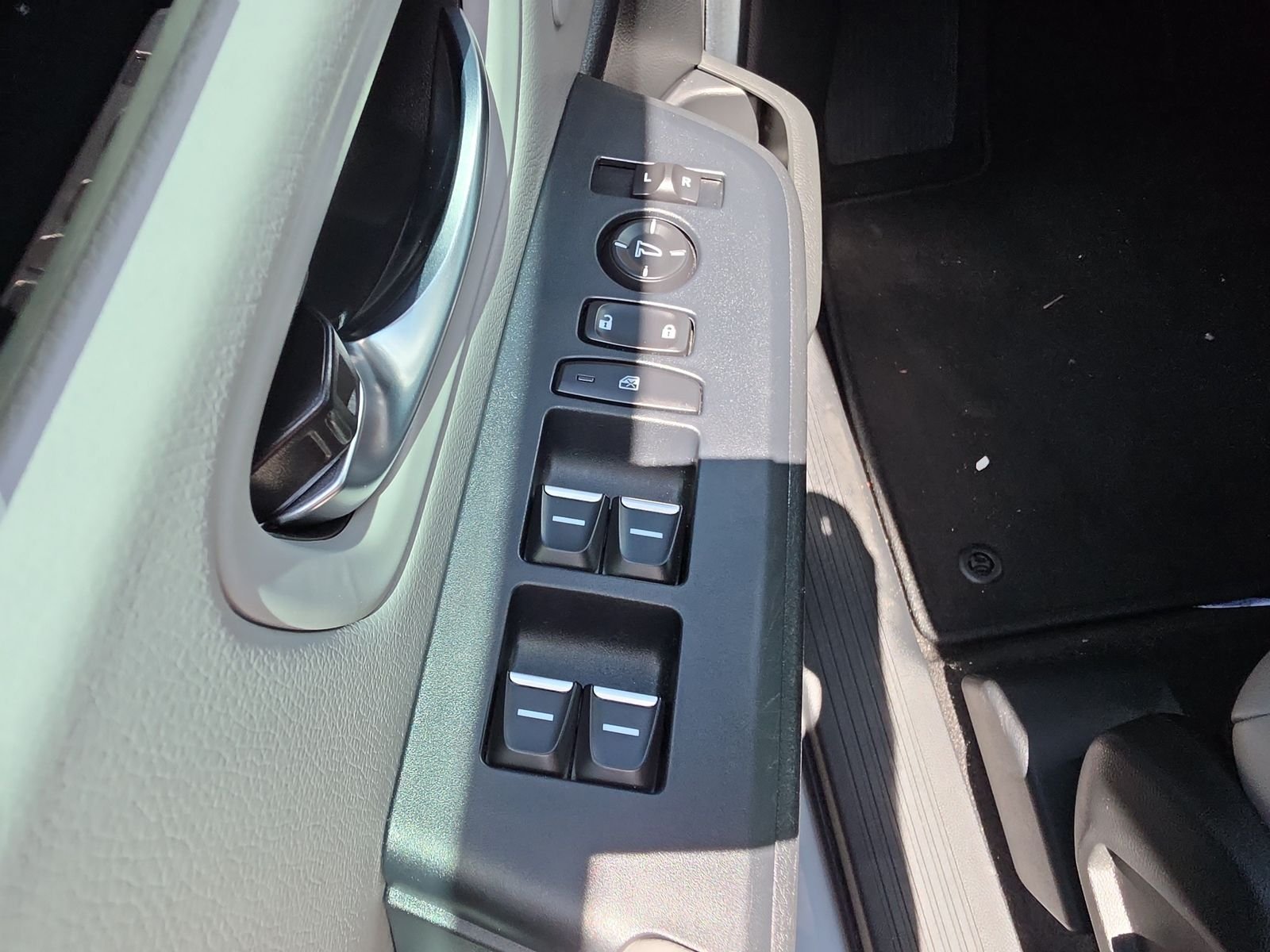 Used 2025 Platinum White Pearl Honda EX-L image 13