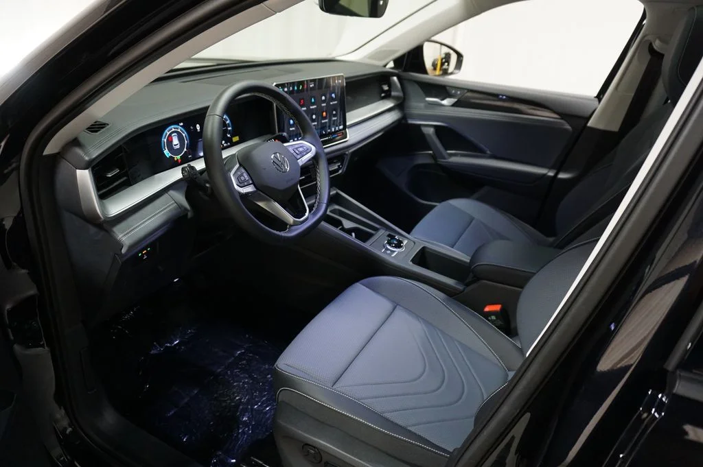 New 2026 Deep Black Volkswagen 2.0T SE image 9