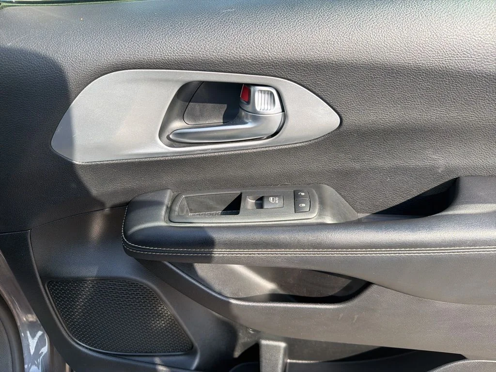 Used 2019 Gray Chrysler Touring L image 26