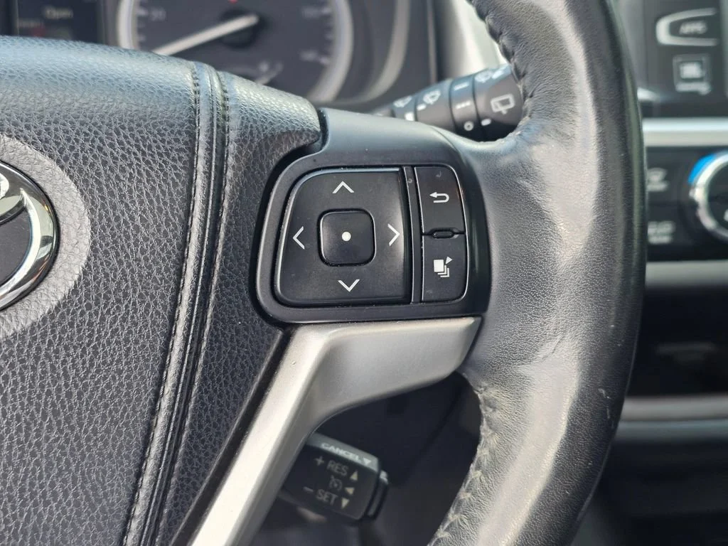Used 2015  Toyota Limited image 29