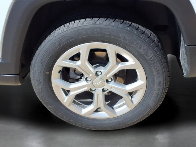 Used 2024  Jeep Latitude image 27