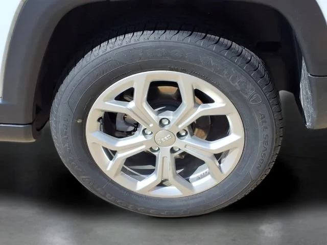 Used 2024  Jeep Latitude image 27