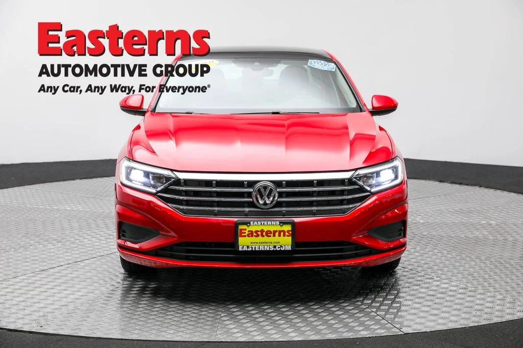 Used 2019 Red Volkswagen SEL image 2