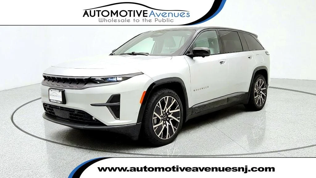 Used 2025 Silver Zynith Clearcoat Jeep Limited AWD w/ Dark Appearance Package & Titanium Accents image 1