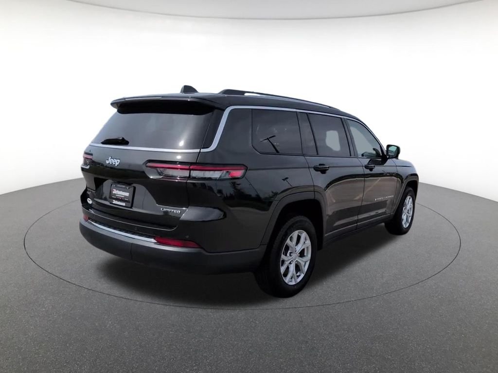 Used 2024  Jeep Limited image 6