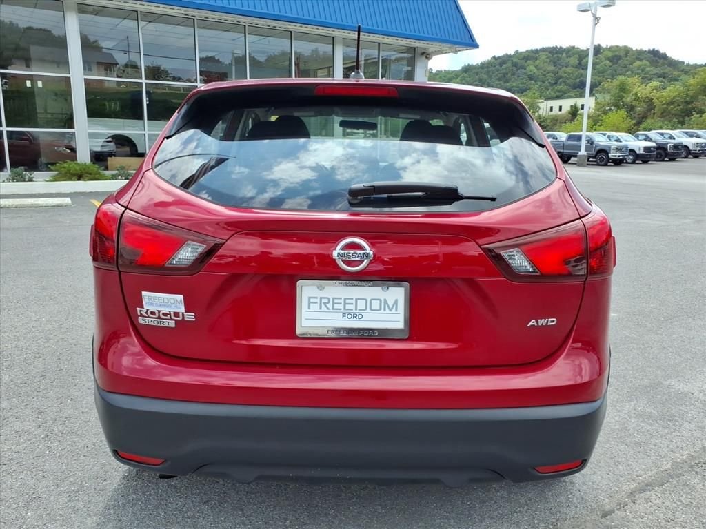 Used 2018 Ruby Nissan S image 6