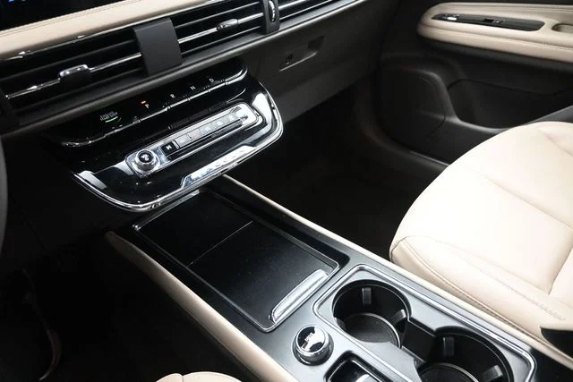 Used 2023 Pristine White Lincoln Standard image 18