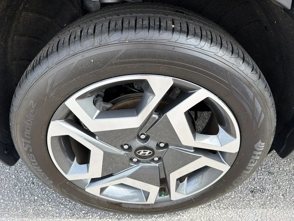 Used 2025 Silver Hyundai SEL Premium image 17