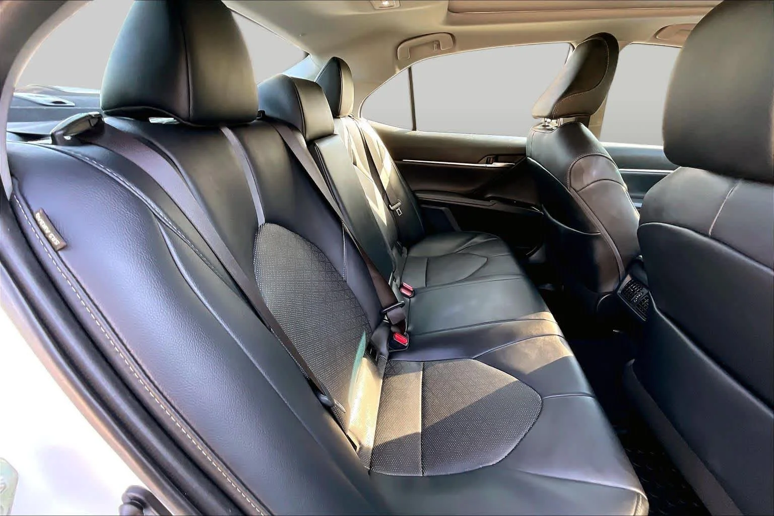 Used 2020 Wind Chill Pearl/Midnight Black Metallic Toyota XSE image 21