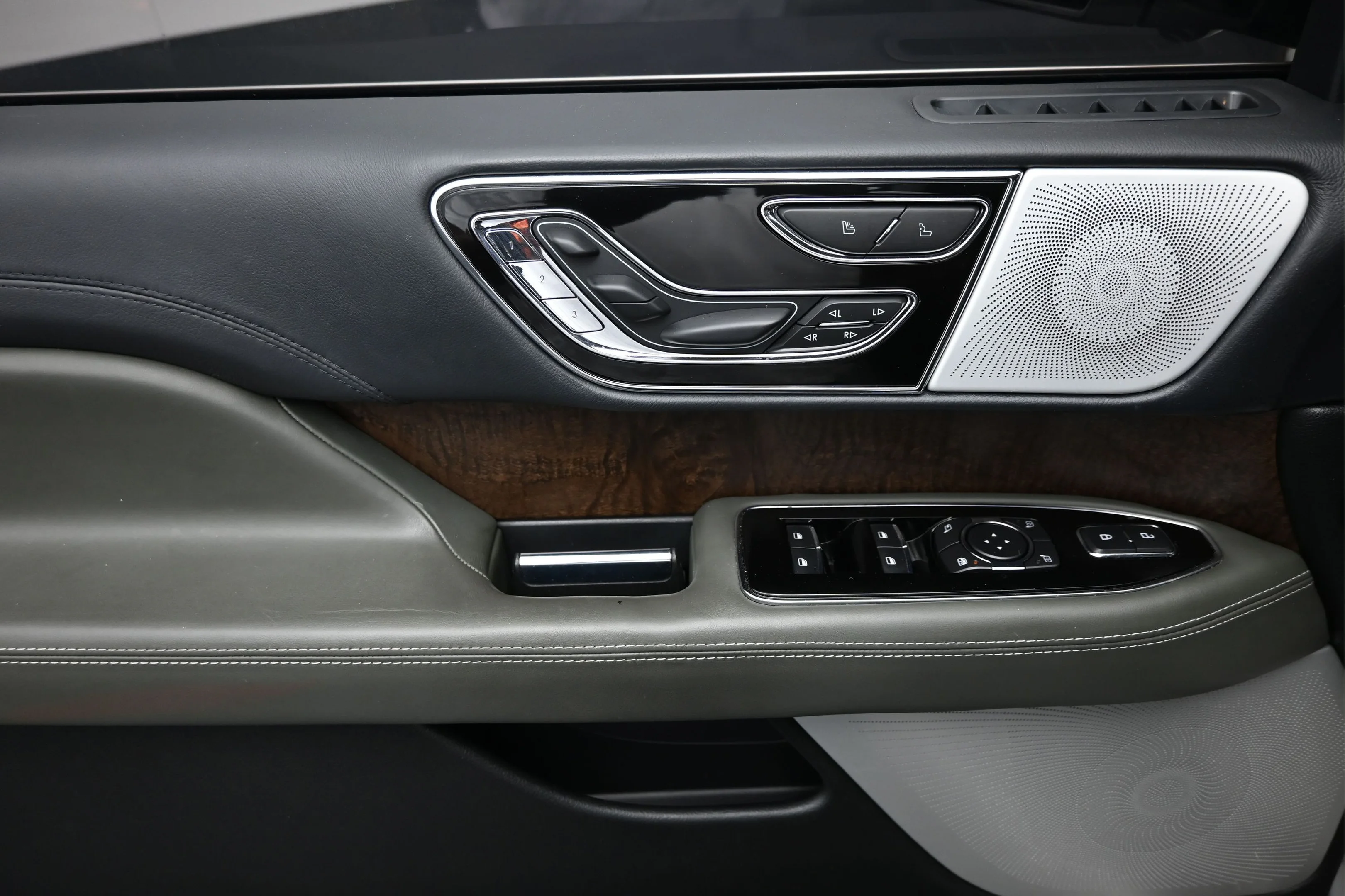 Used 2022  Lincoln Black Label image 29