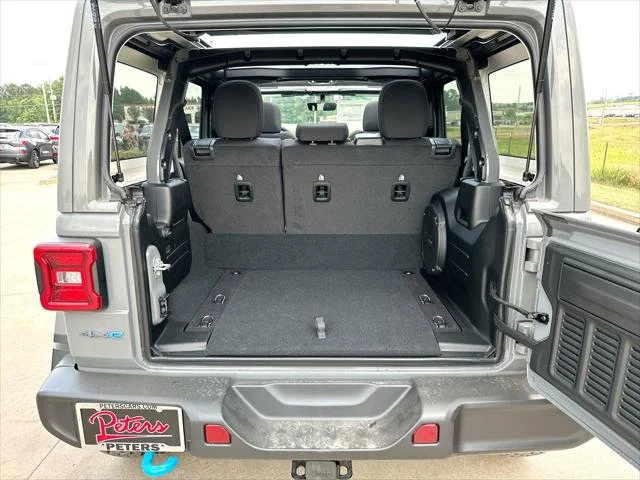 New 2023 Sting-Gray Clear-Coat Exterior Paint Jeep Rubicon 4xe image 24