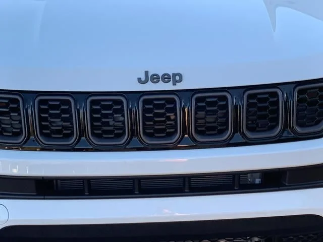 New 2026 White Jeep Latitude image 10