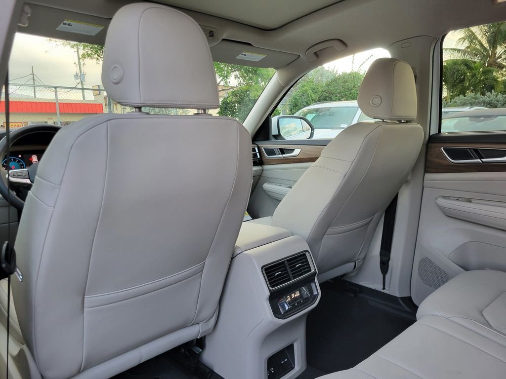 New 2026 White/off-white Volkswagen SE w/Technology image 6