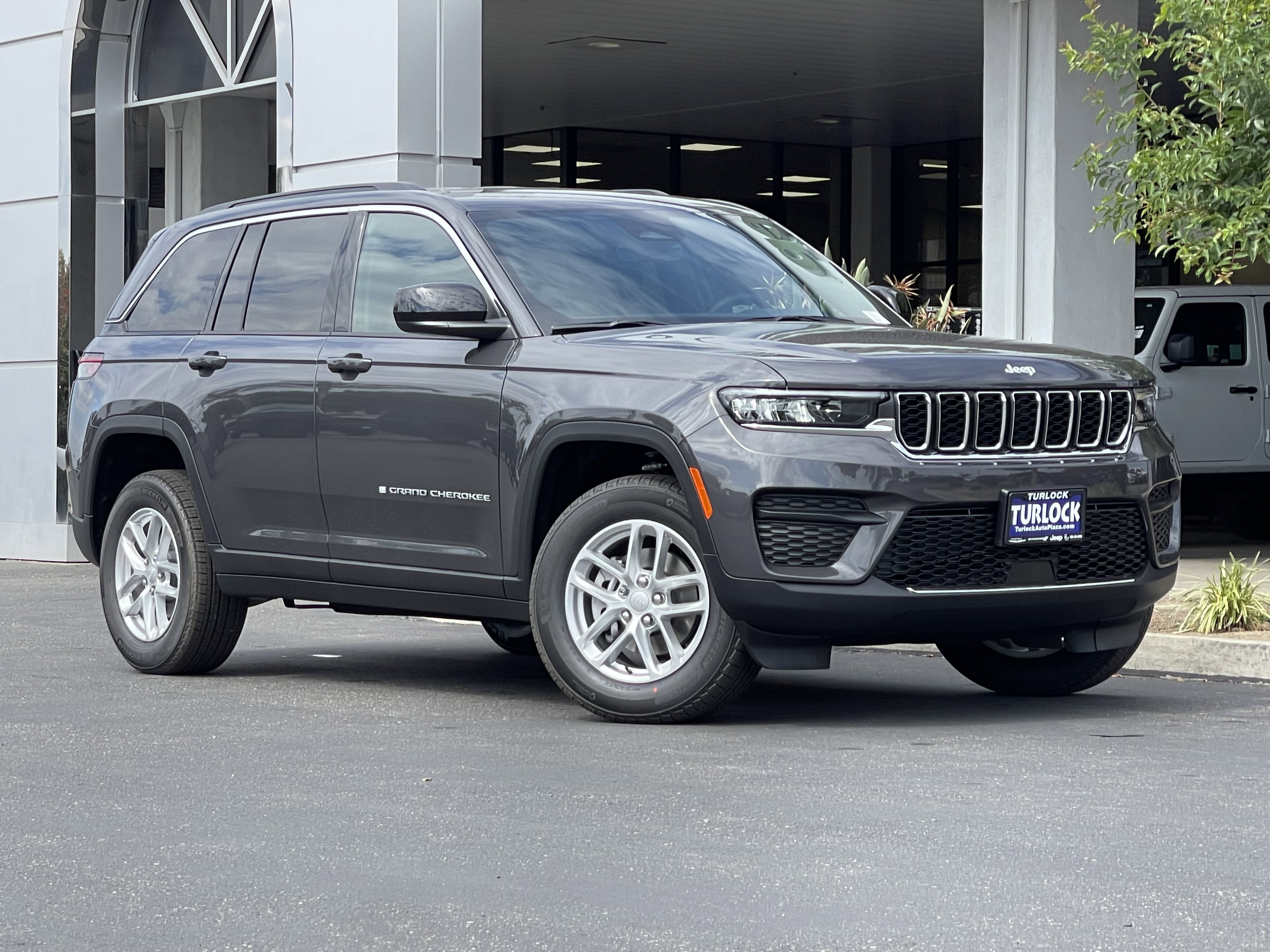 New 2026 Baltic Gray Metallic Clear-Coat Exterior Paint Jeep Laredo image 2