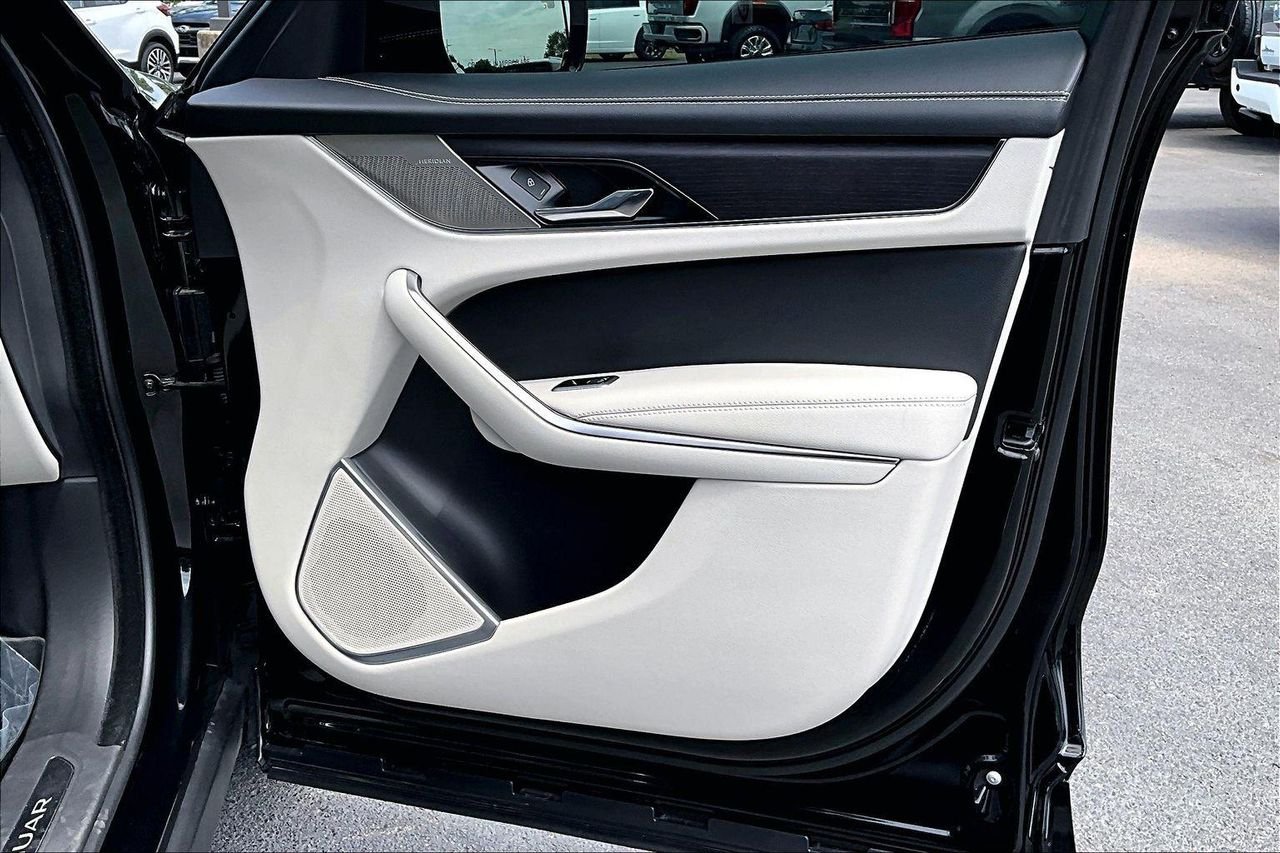 2024 Jaguar F-PACE R-Dynamic S - Photo 30