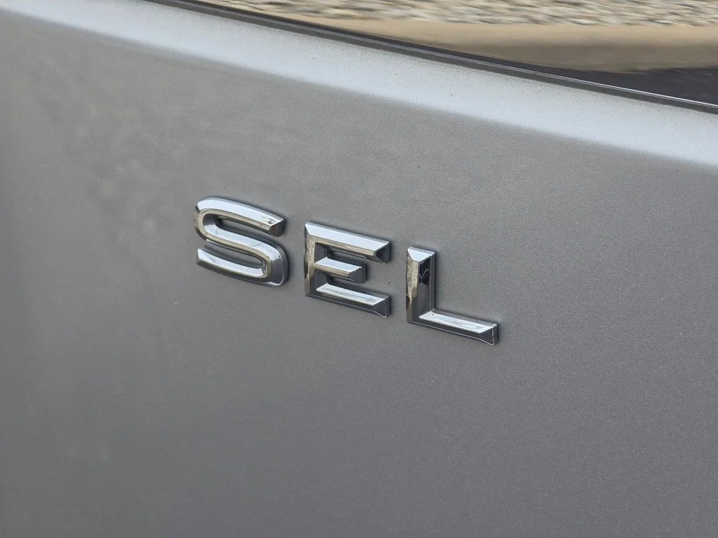 Used 2019 Silver Volkswagen SEL Premium image 17