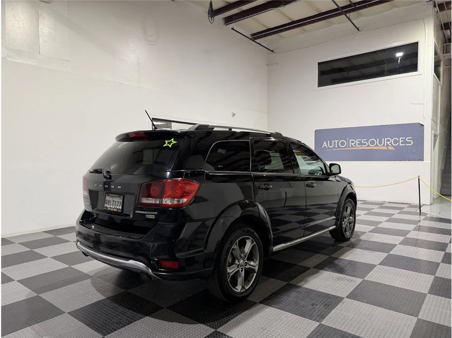 Used 2017 Pitch Black Clearcoat Dodge Crossroad Plus image 5