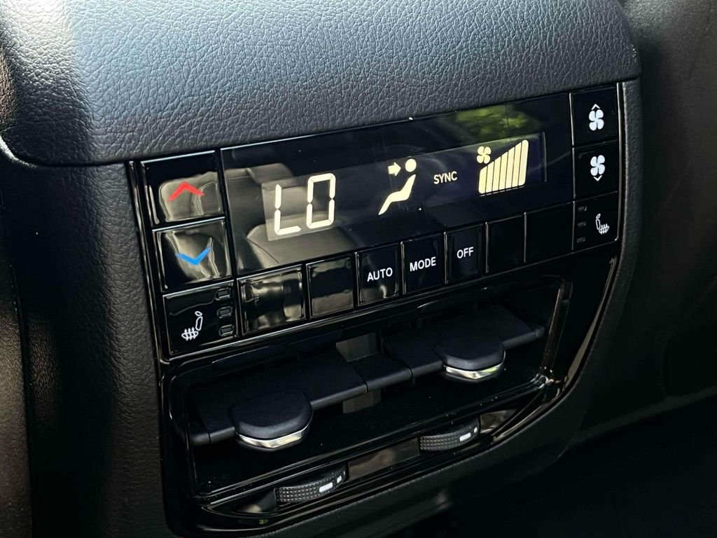 Used 2024 Silver Jeep Limited image 17