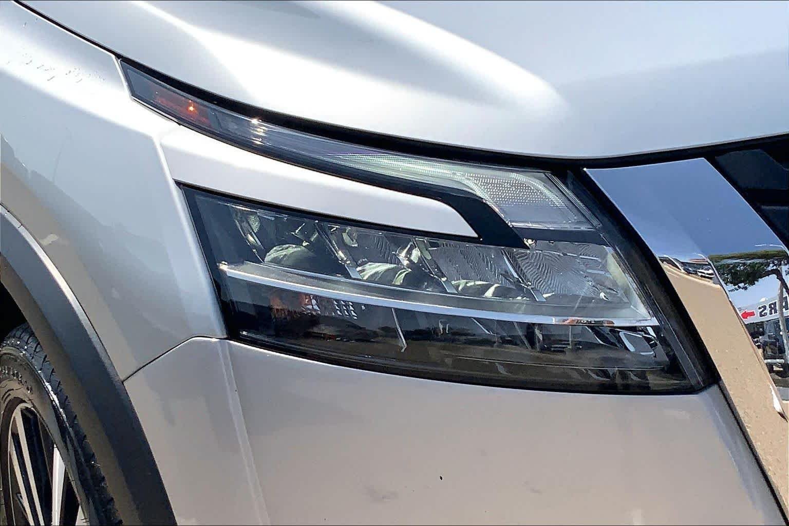 Used 2024 Brilliant Silver Metallic Nissan Platinum image 27
