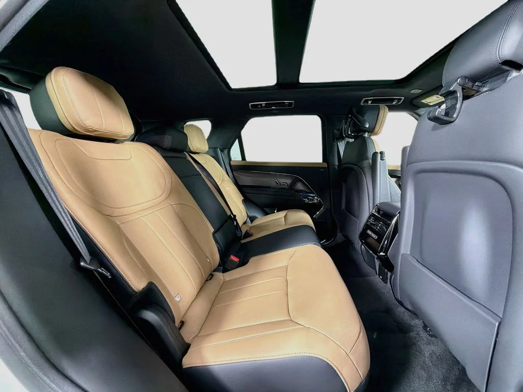 New 2026 Fuji White Land Rover Dynamic SE image 29