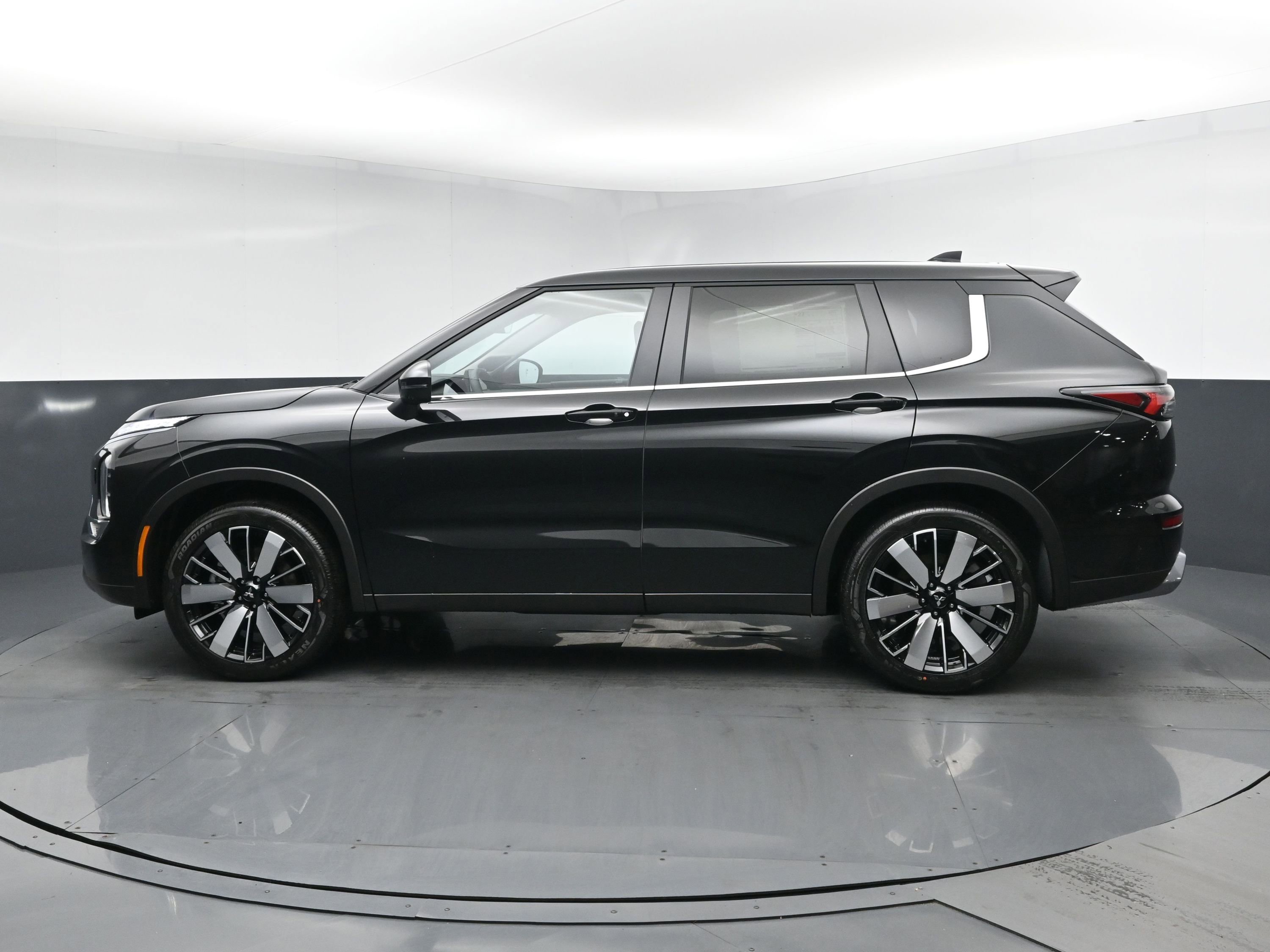 New 2026 Black Diamond Mitsubishi SE image 4