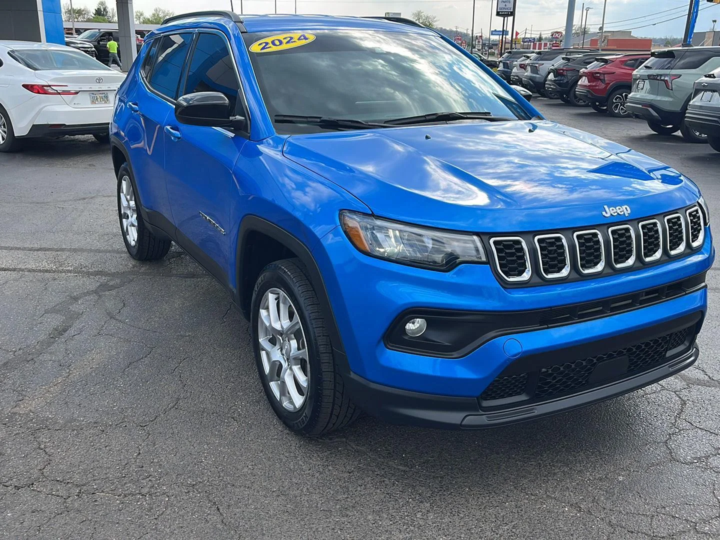 Used 2024 Hydro Blue Pearlcoat Jeep Latitude Lux image 7