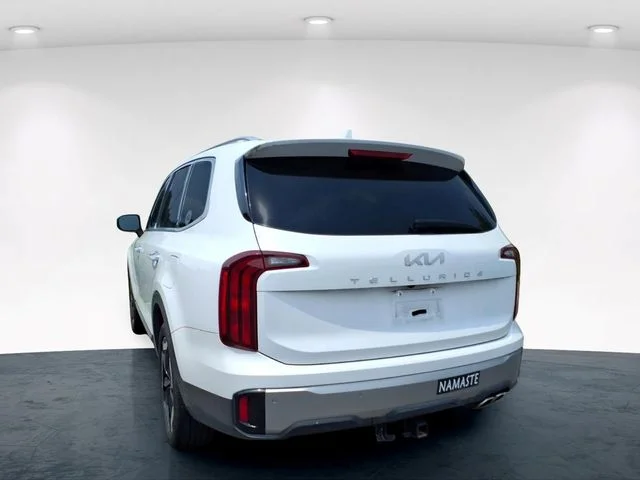 Used 2025 White Kia S image 16