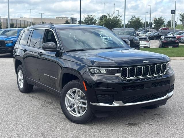New 2026 Diamond Black Crystal Pearl-Coat Exterior Paint Jeep Laredo image 2