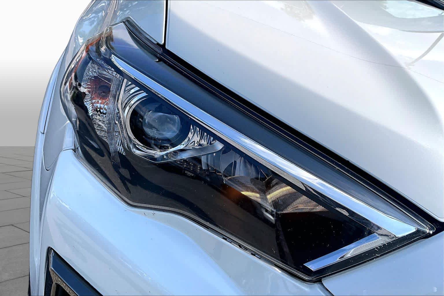 Used 2021 Blizzard Pearl Toyota Nightshade image 28