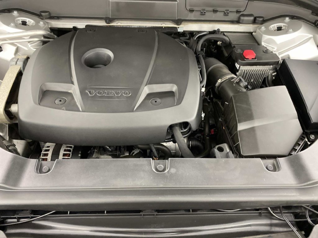 Used 2019 Silver Volvo T5 Momentum image 27