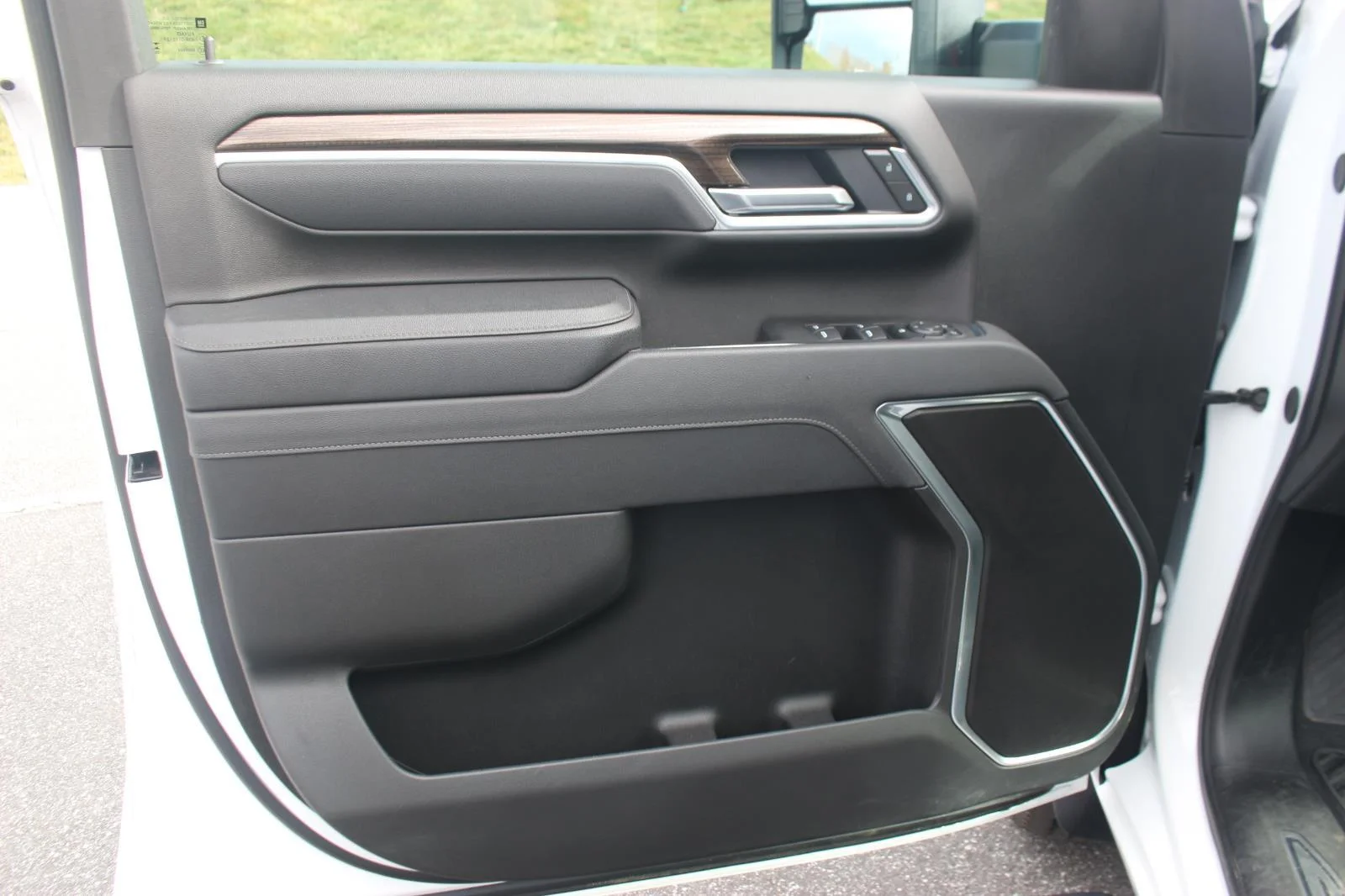 Used 2025 Summit White Chevrolet LT image 16