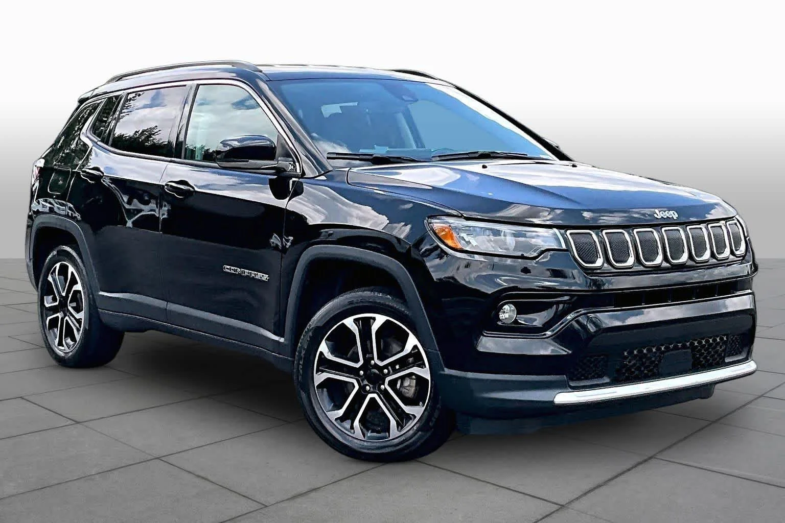 Used 2022 Diamond Black Crystal Pearlcoat Jeep Limited image 3