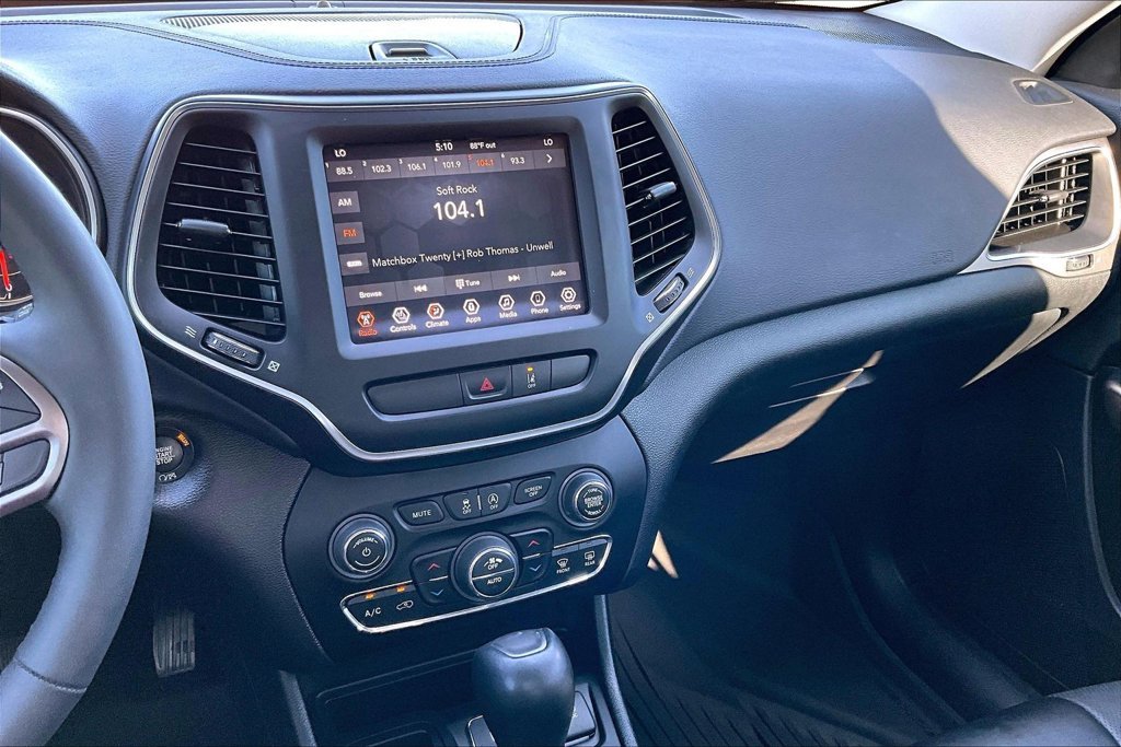 Used 2022 Black Jeep Latitude Lux image 22
