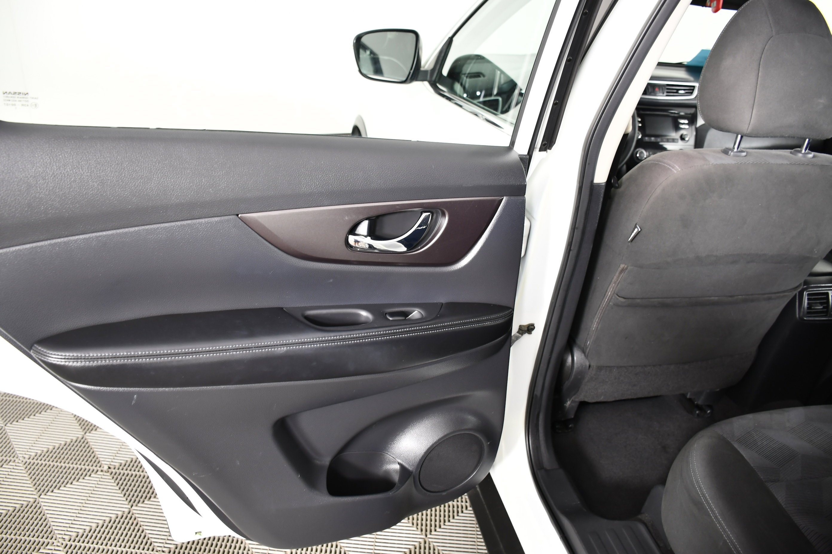 Used 2015 Glacier White Nissan S image 44