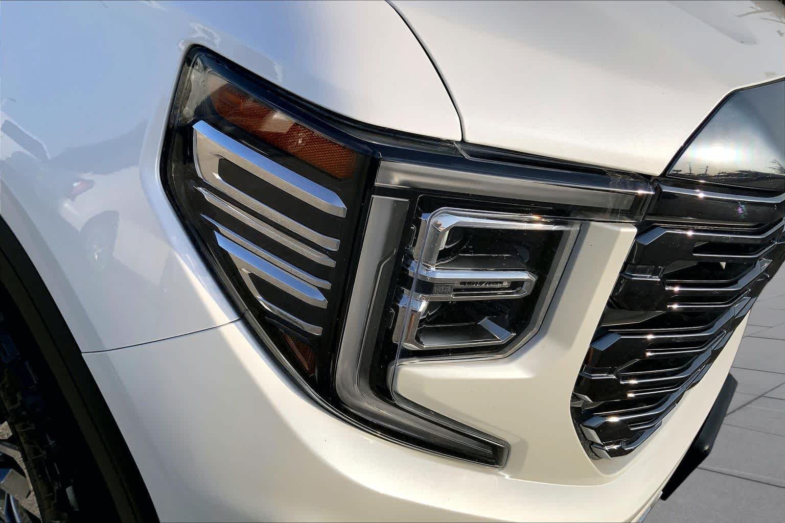 Used 2024 White Frost Tricoat GMC Denali Ultimate image 28