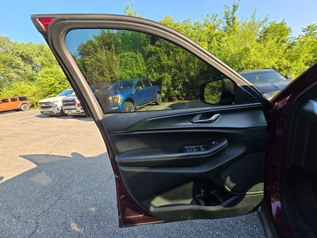 Used 2023 Red Jeep Altitude X image 19