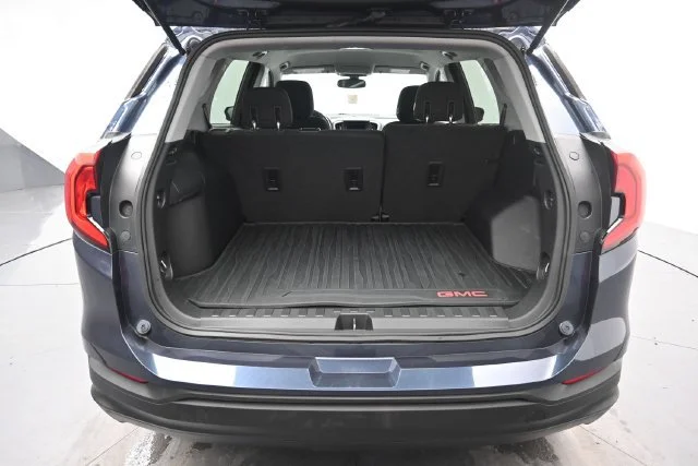Used 2018 BLUE STEEL METALLIC GMC SLE image 22