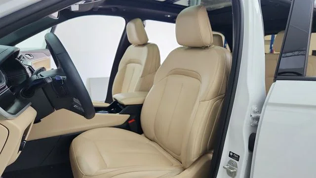 Used 2023 White Jeep Limited image 17