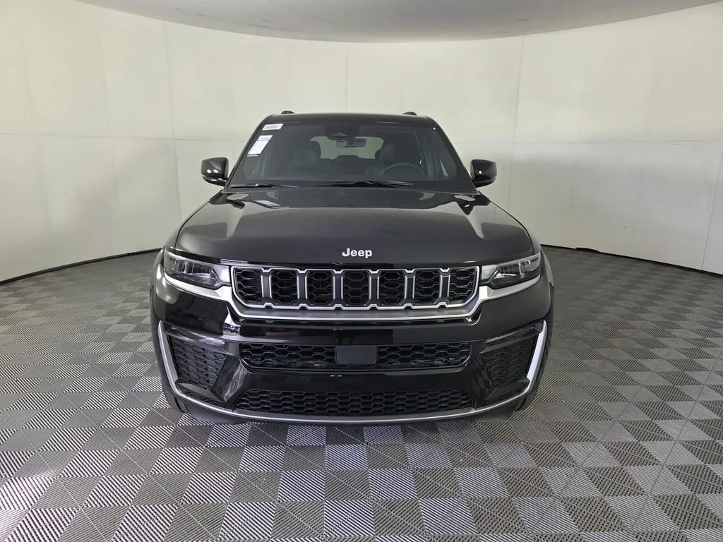 New 2026 Diamond Black Crystal Pearl-Coat Exterior Paint Jeep Limited image 3