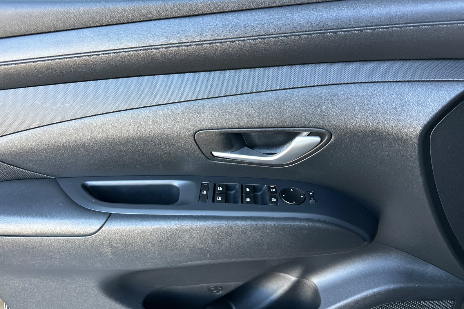 Used 2025 Black Hyundai SEL image 12