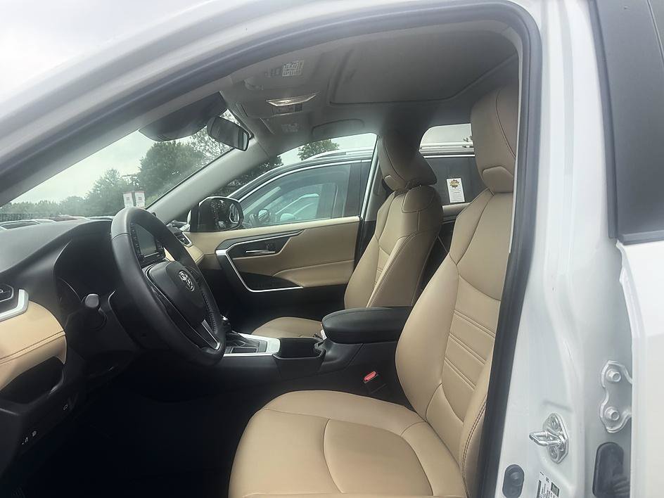 Used 2022 Blizzard Pearl Toyota XLE Premium image 10