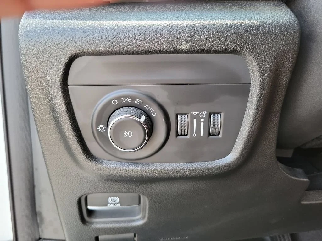 Used 2023 White Jeep Limited 4x4 image 18