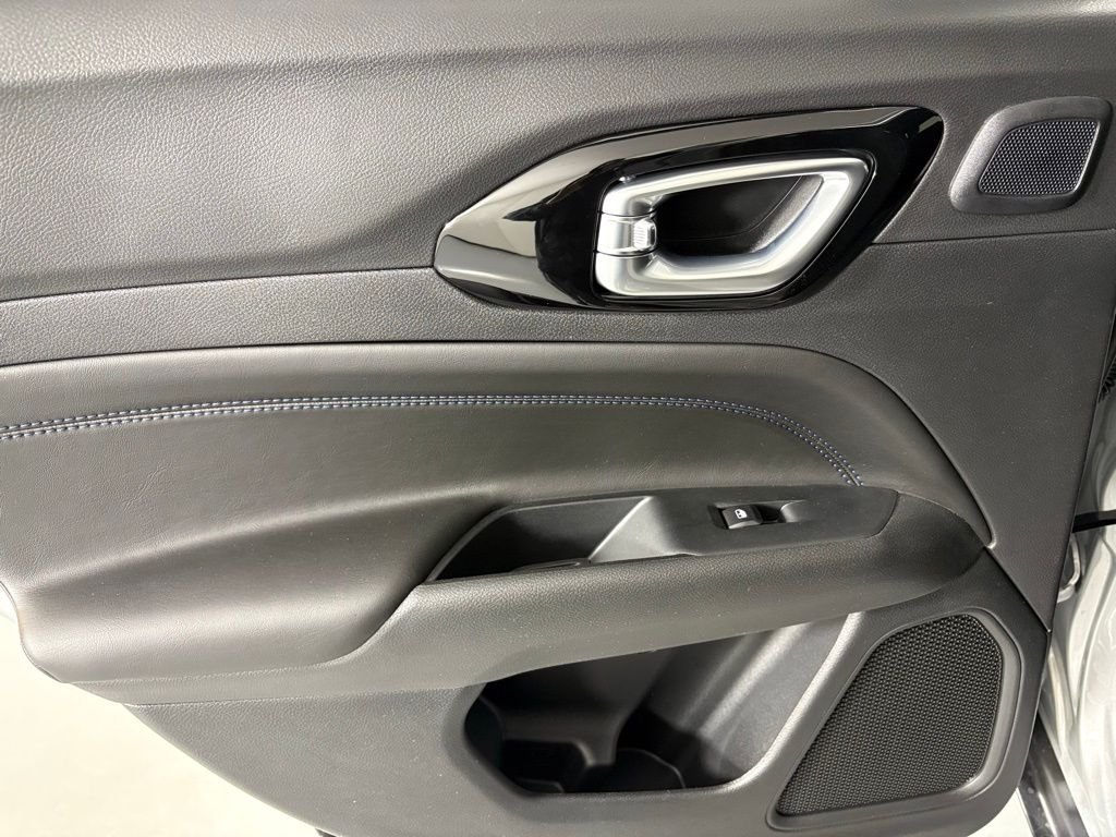New 2026 Silver Zynith Metallic Clearcoat Jeep Latitude image 37
