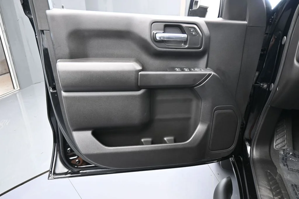 Used 2025 Black Chevrolet Custom image 12