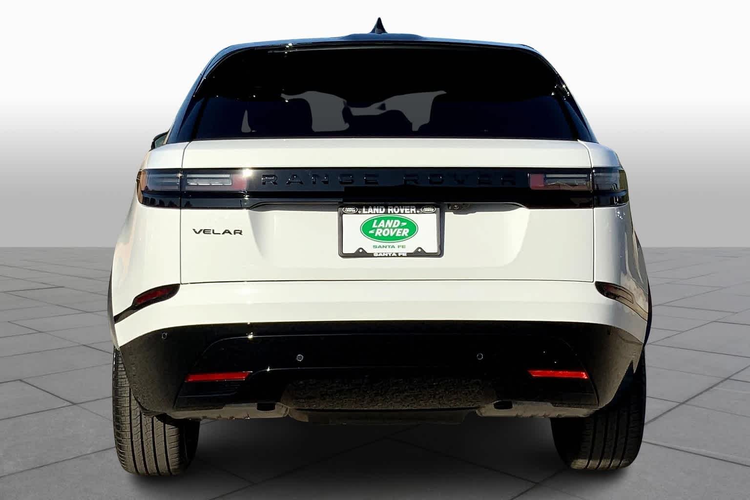 Used 2025 Fuji White Land Rover Dynamic SE image 4