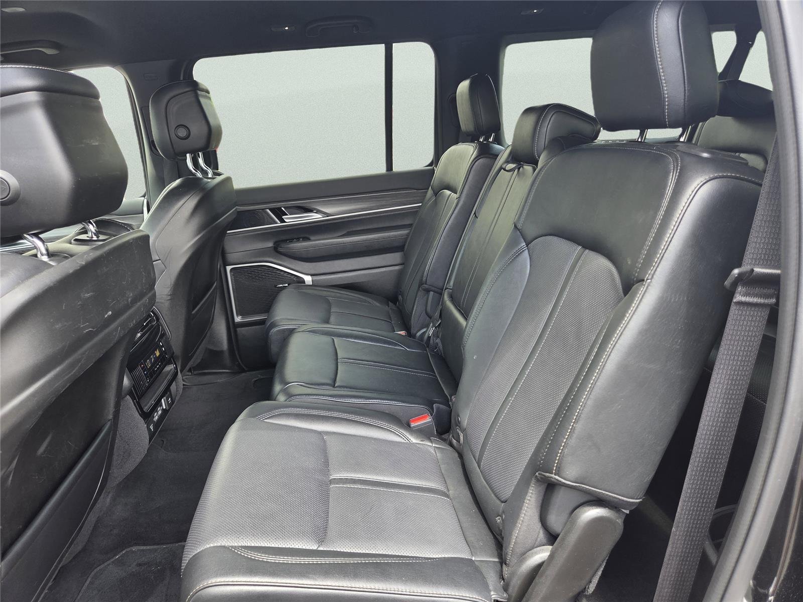 Used 2024 Diamond Black Crystal Pearlcoat Jeep Series III image 21