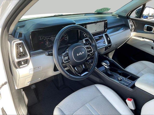 Used 2023 White Kia S image 19